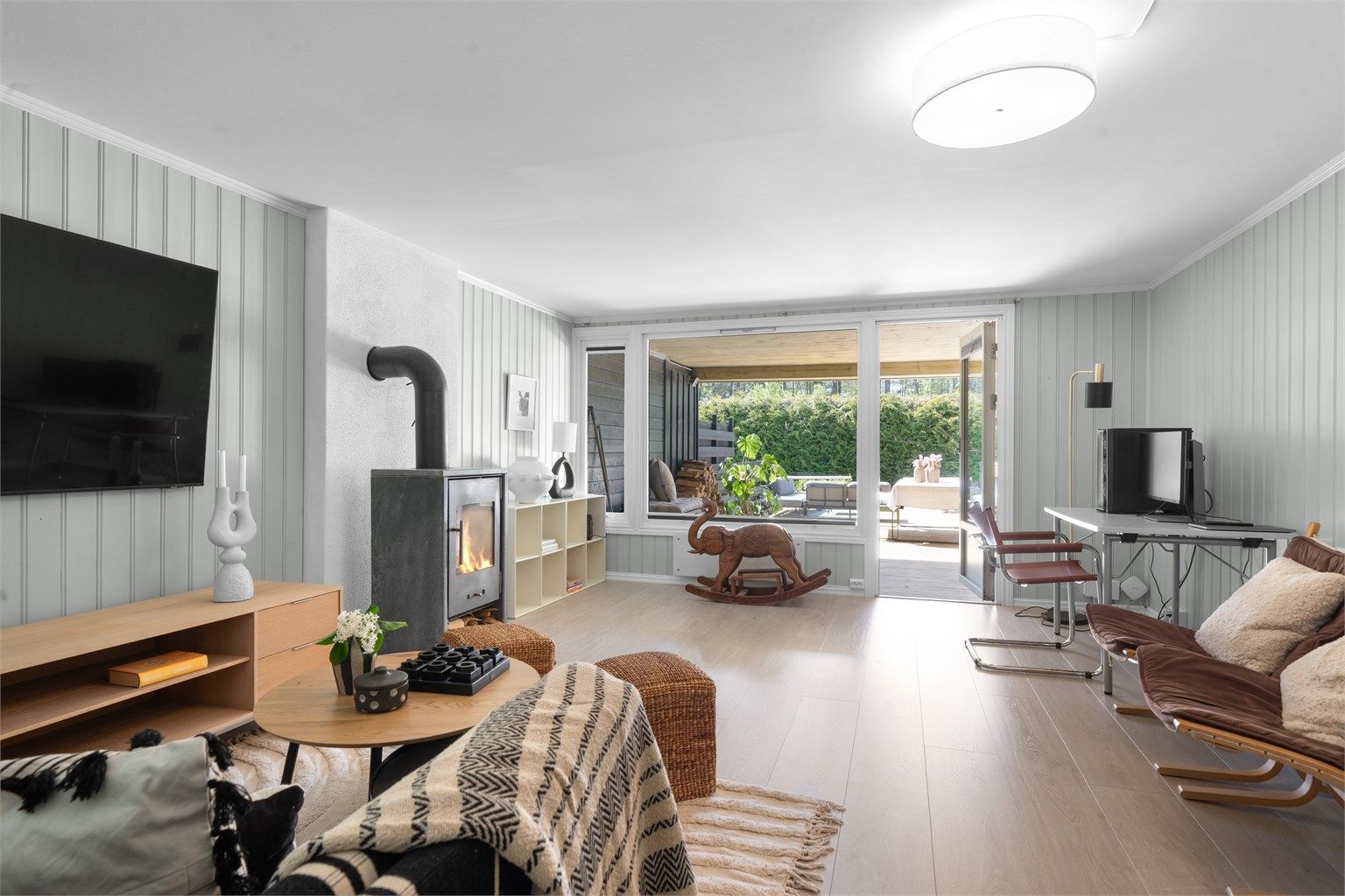 Rom innredet som kjellerstue i underetasjen med direkte adkomst til den herlige terrassen
