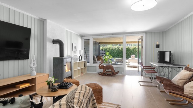 Rom innredet som kjellerstue i underetasjen med direkte adkomst til den herlige terrassen