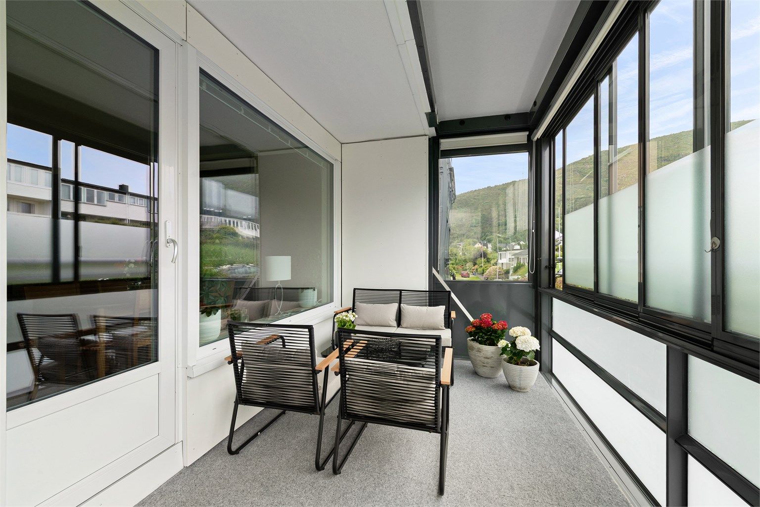 Innglasset balkong på 9 m2 med utgang fra stue