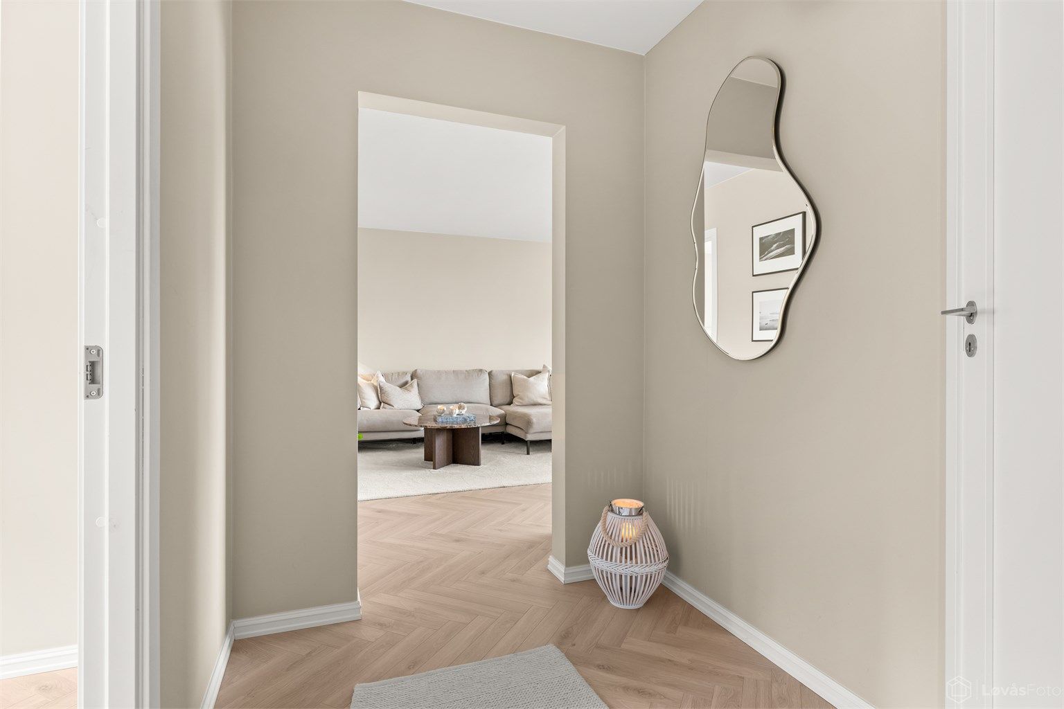 Gangen tar deg videre ut til stuen/spisestuen