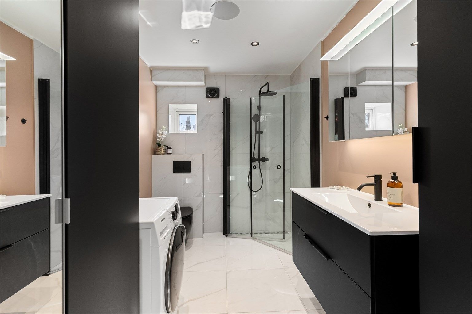 Lekkert baderom med gulvvarme og downlights