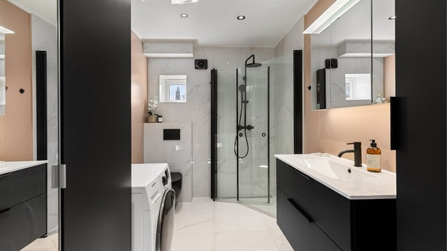 Lekkert baderom med gulvvarme og downlights