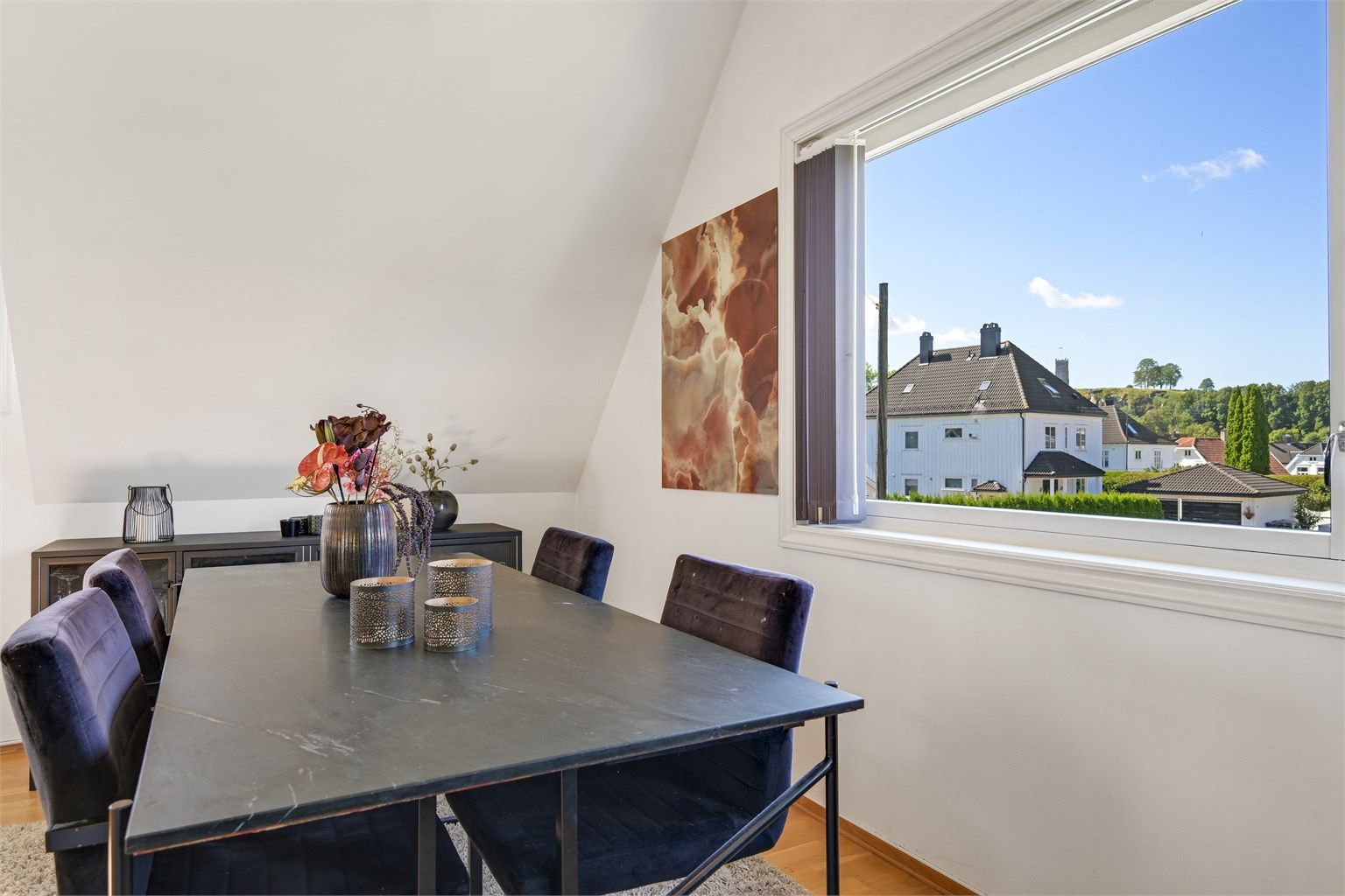 Her bor du høyt og lyst med svært godt lysinnslipp fra sider av huset. 