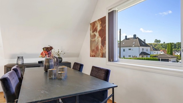 Her bor du høyt og lyst med svært godt lysinnslipp fra sider av huset.