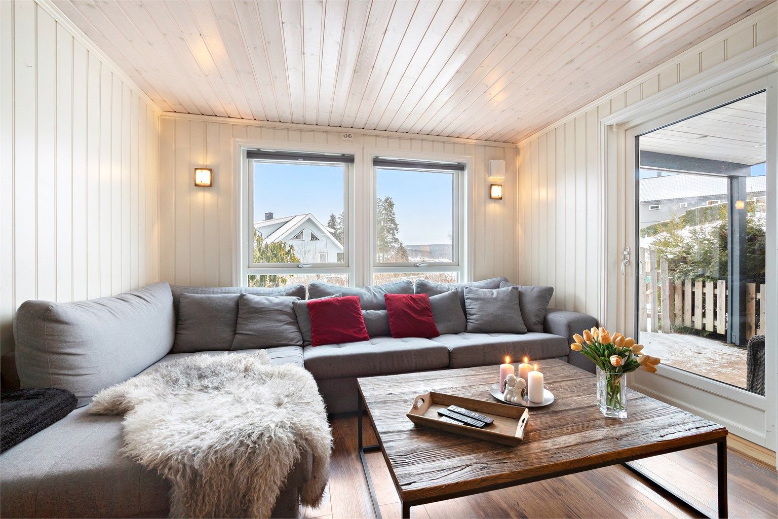 Lys stue med fint utsyn mot Våg og utgang til sydvendt terrasse.  