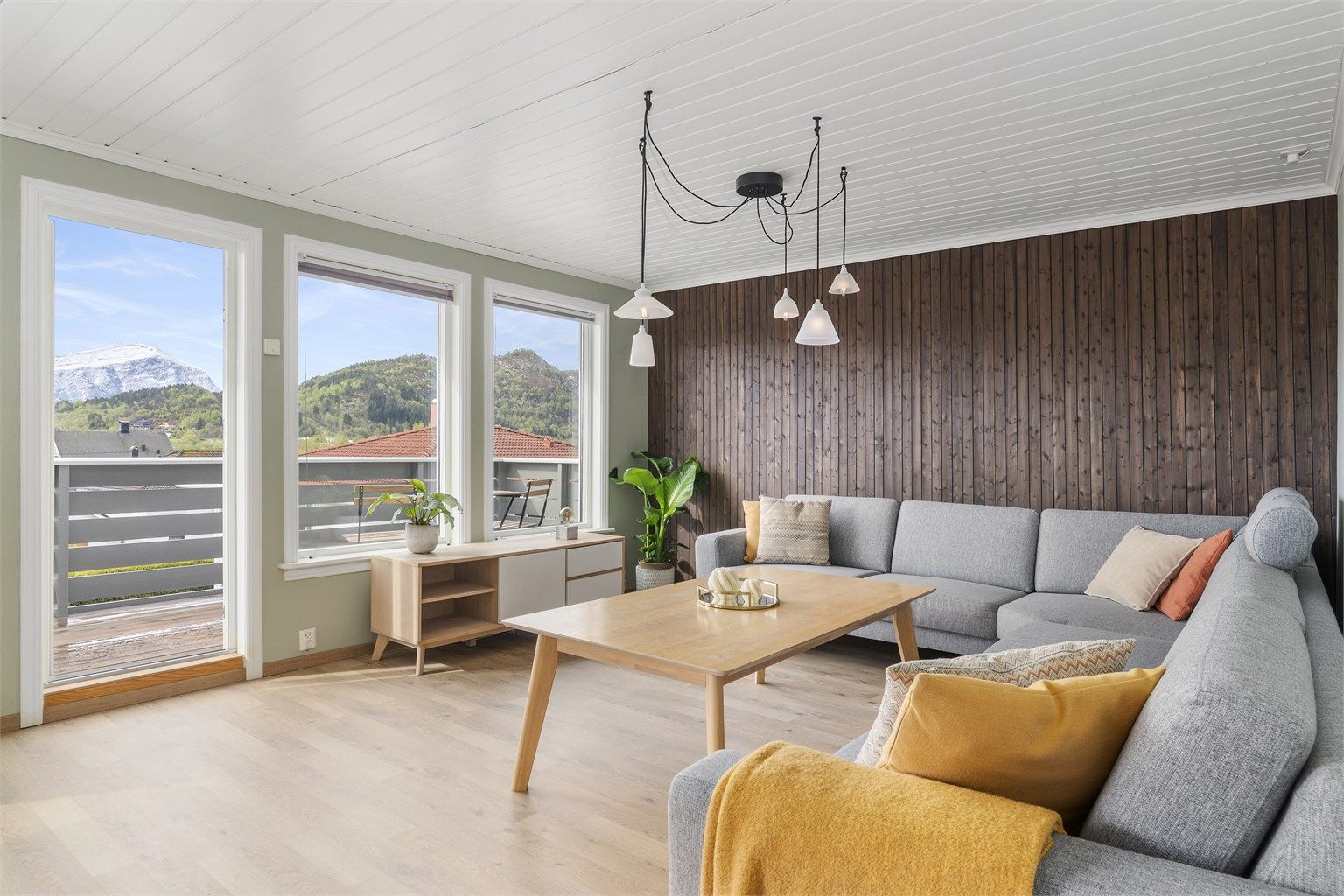 Sofahjørrnet er innredet med romslig sofa med tilhørende bord og tv-møblement. Rommet har svært godt med vindusflater som fyller rommet med naturlig lys, i tillegg til at man kan beundre den nydelige utsikten