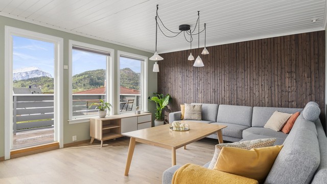 Sofahjørrnet er innredet med romslig sofa med tilhørende bord og tv-møblement. Rommet har svært godt med vindusflater som fyller rommet med naturlig lys, i tillegg til at man kan beundre den nydelige utsikten