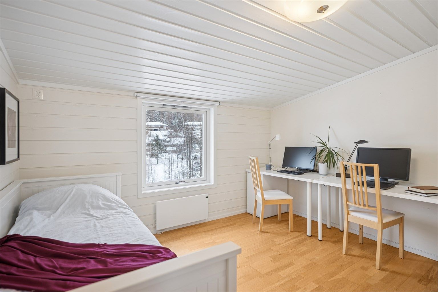 Soverom nr. 2 er et hyggelig og lyst rom med rikelig av plass til dobbeltseng og øvrig møblement.