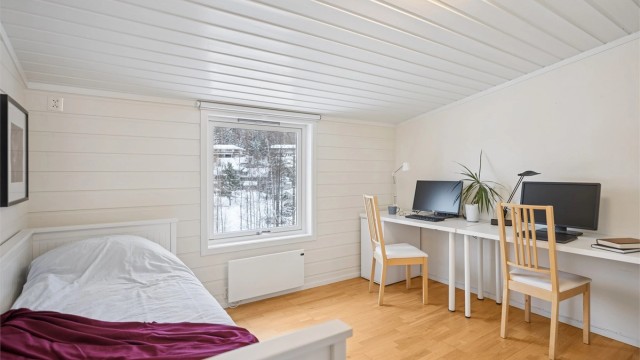 Soverom nr. 2 er et hyggelig og lyst rom med rikelig av plass til dobbeltseng og øvrig møblement.