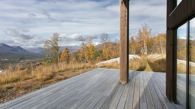 Overbygd hjørne på terrassen gir en lun sitteplass utendørs.