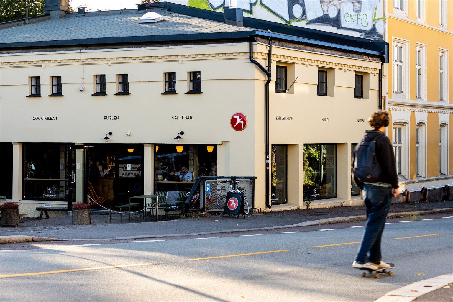 Gamlebyen byr på et voksende tilbud av kaféer og restauranter, her sees Fuglen kaffebar. 