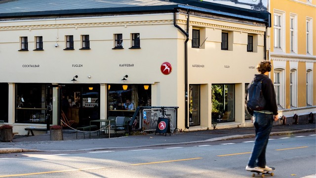 Gamlebyen byr på et voksende tilbud av kaféer og restauranter, her sees Fuglen kaffebar.