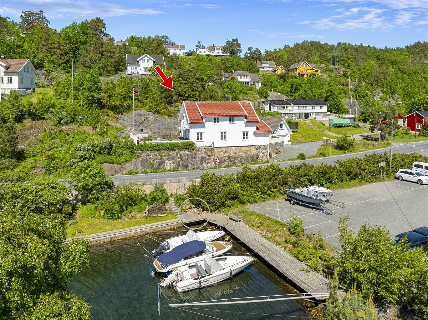 Selgers båt står nærmest huset. Dette arealet disponerer Sagesundveien 108.