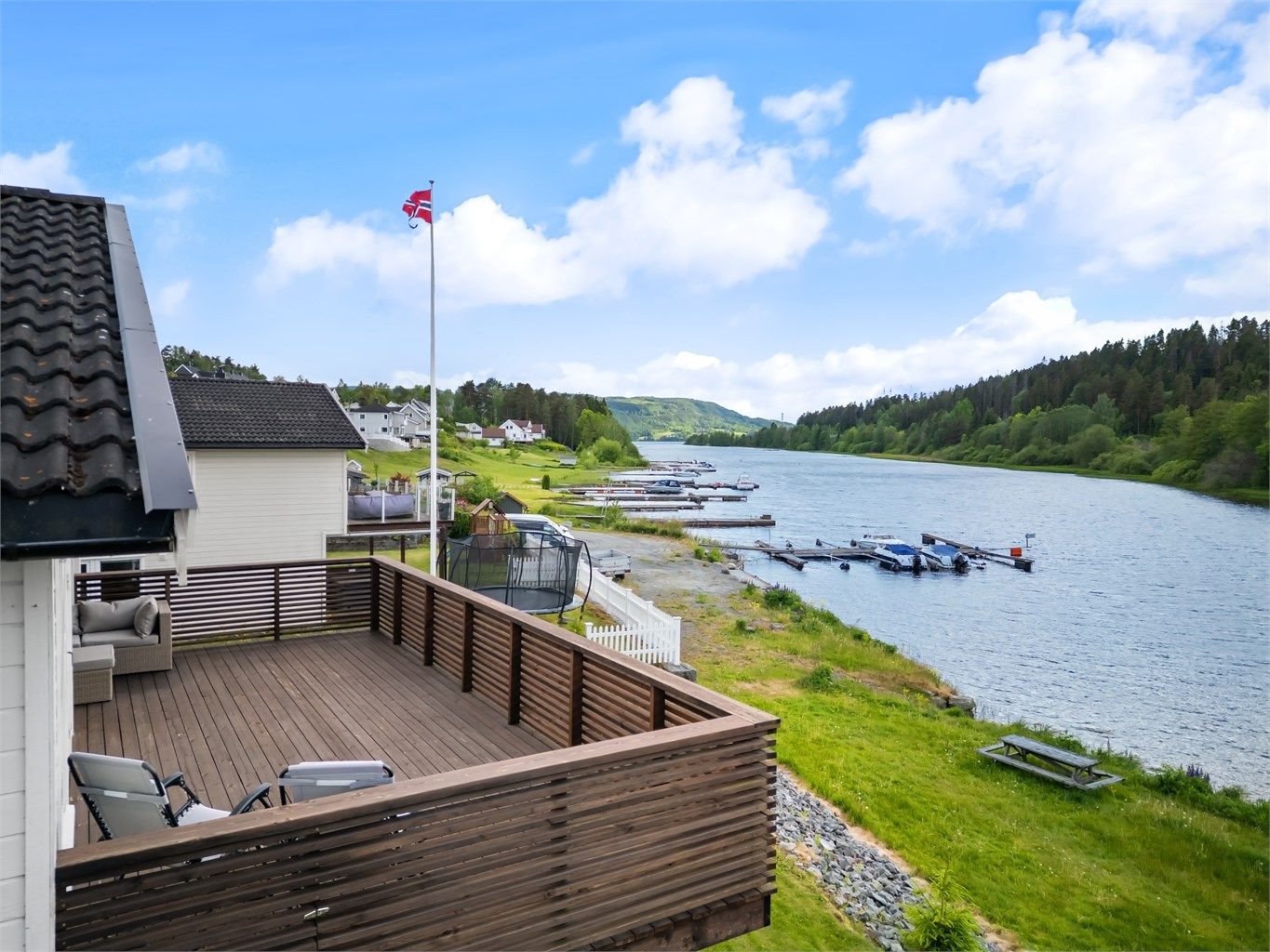 Enebolig med attraktiv beliggenhet. Balkong med flott utsikt mot elva. Foto: Ole Thorgeir Solheim Thoresen