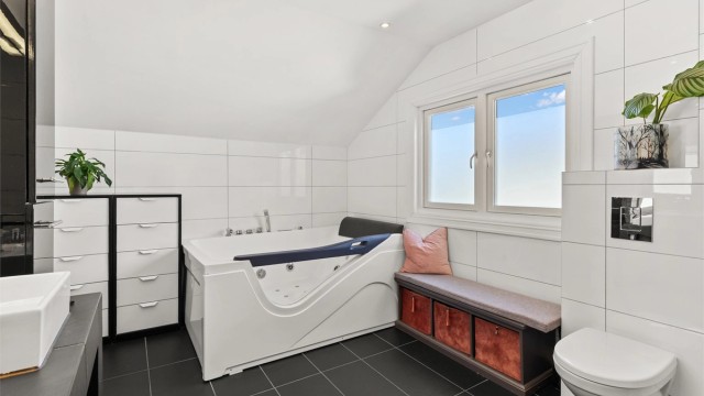 Badet har både badekar og dusjhjørne med regnfallsdusj