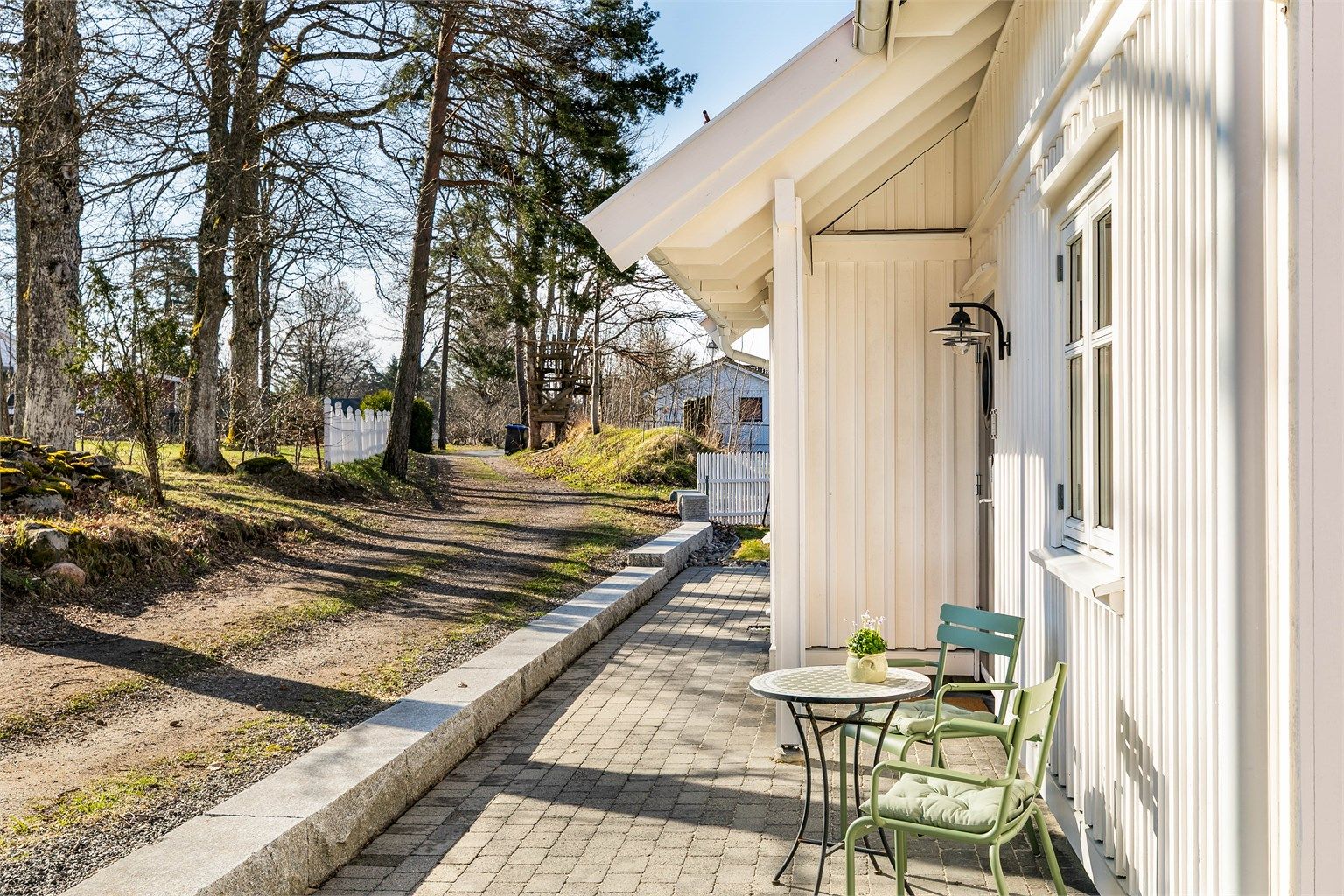 På godværsdager er det alltid et sted med sol å oppdrive rundt boligen.
