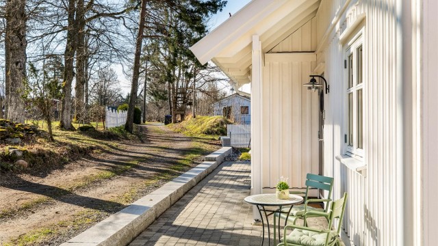 På godværsdager er det alltid et sted med sol å oppdrive rundt boligen.