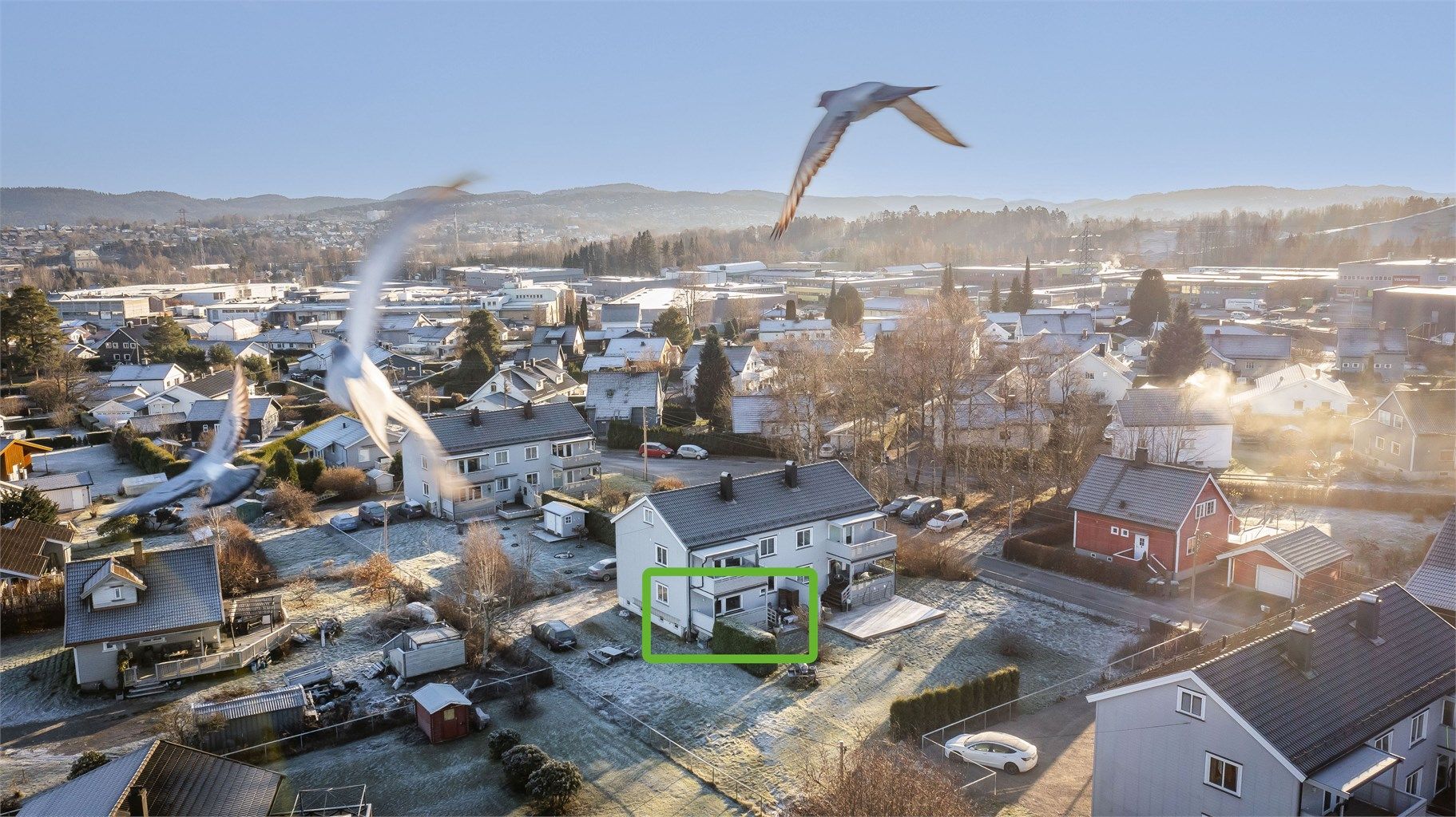 Veranda, platting og hagedel ligger vestvendt