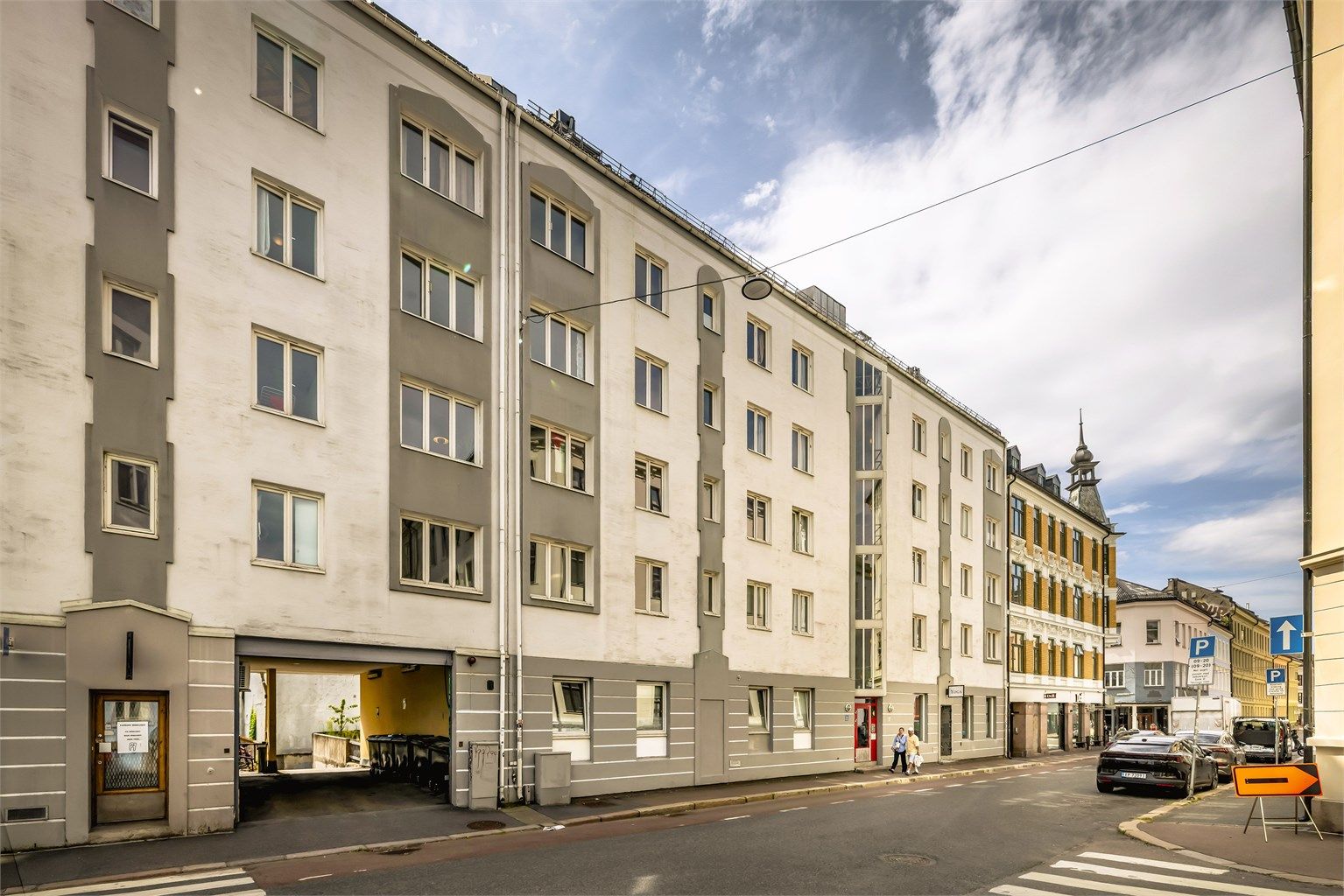 Fasade fra gaten. Leiligheten ligger tilbaketrukket til ved enveiskjørt gate. 