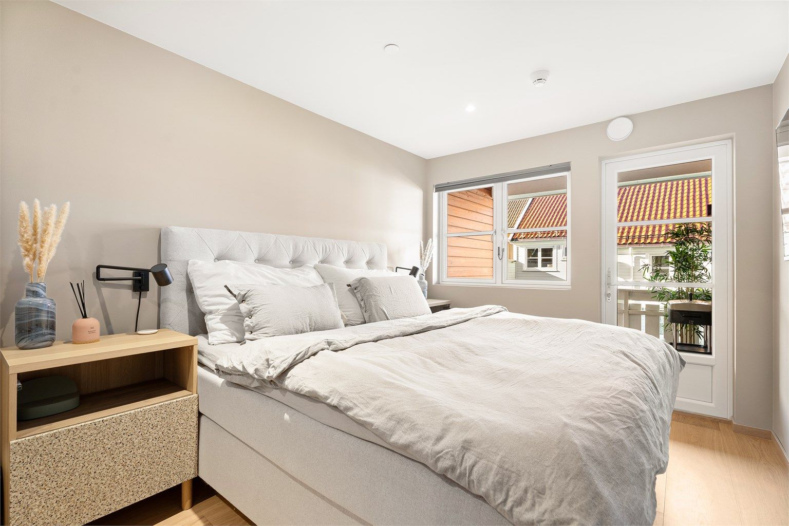 Soverommet er av god størrelse med plass til dobeltseng og tilhørende møblement. 