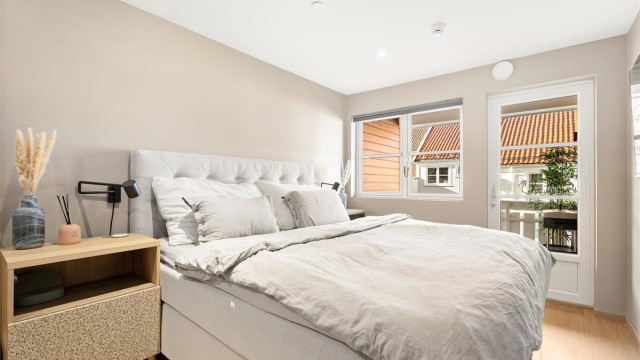 Soverommet er av god størrelse med plass til dobeltseng og tilhørende møblement.