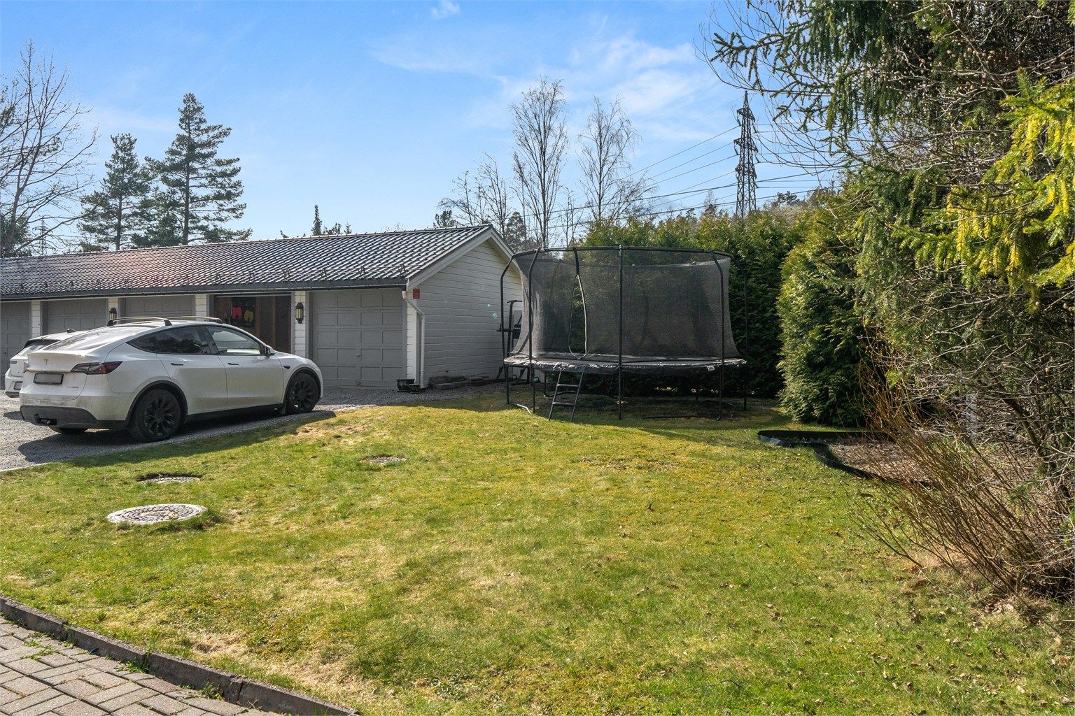 Parkering i garasje i felles garasjerekke for sameiet. Fastmontert lader for EL-bil følger med.