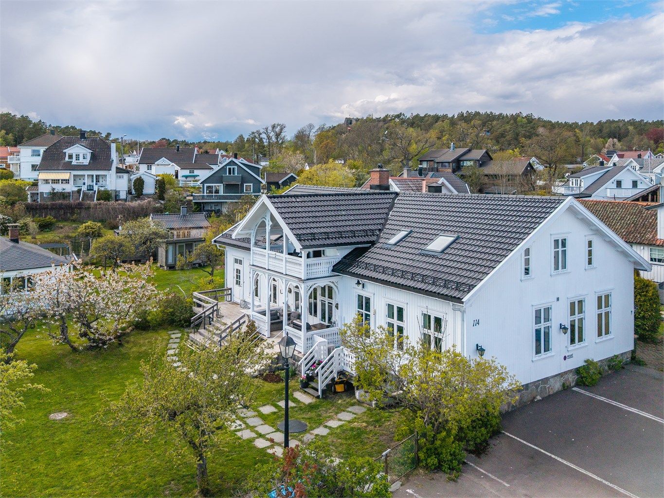Parkeringen er praktisk løst med asfaltert gårdsplass og oppmerkede parkeringsplasser til begge seksjoner. 