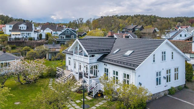 Parkeringen er praktisk løst med asfaltert gårdsplass og oppmerkede parkeringsplasser til begge seksjoner.