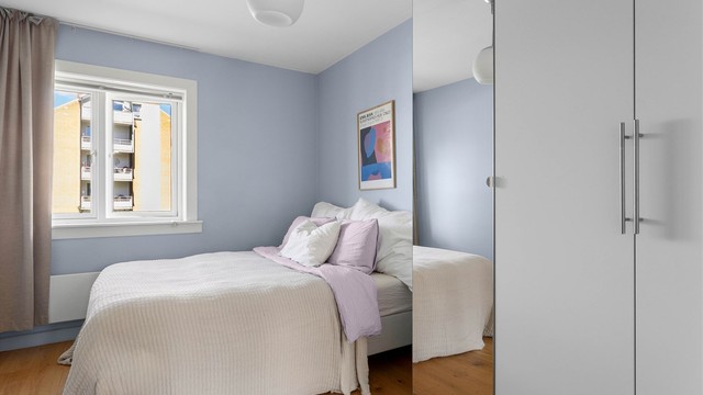 Romslig hovedsoverom med god plass til dobbeltseng og garderobeløsning.