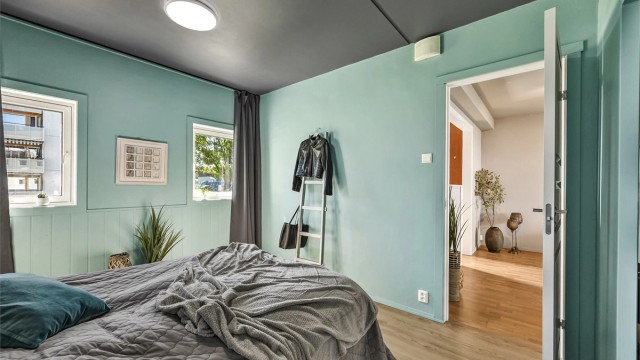 Rommet har god plass til dobbeltseng og vender ut mot rolige fellesarealer.