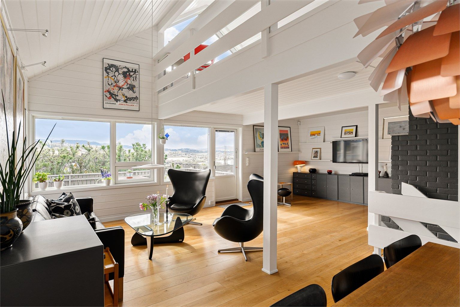 Stuen måler 45 kvm og har god plass til både sofagruppe med tilhørende TV-møblement og spisegruppe. 