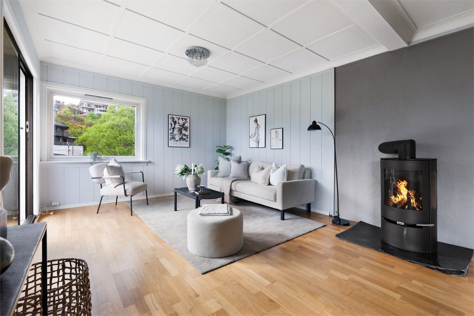 En peisovn med glassdør gir ekstra varme og hygge i stuen.