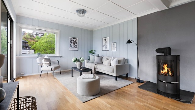 En peisovn med glassdør gir ekstra varme og hygge i stuen.