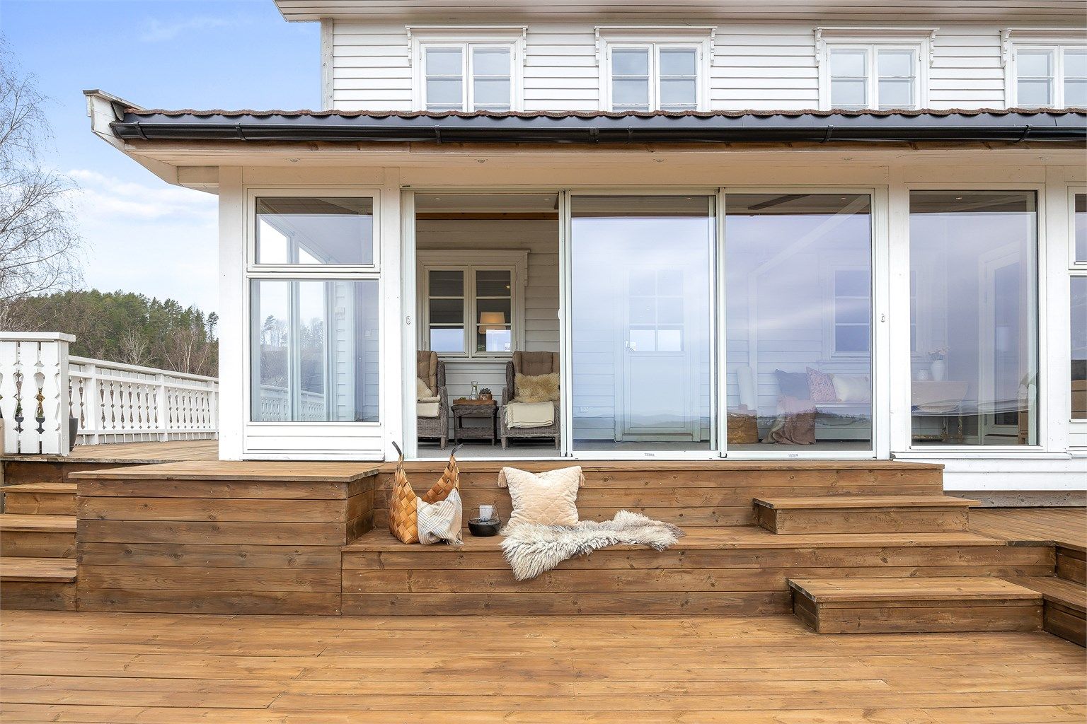Terrassen er solid bygget med gulv av terrassebord og rekkverk i trekonstruksjon.