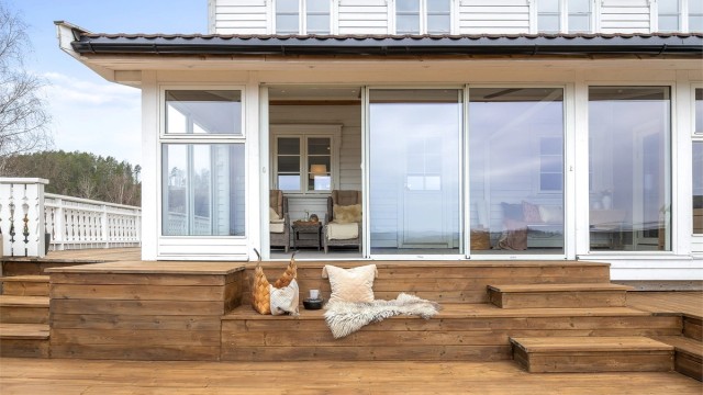 Terrassen er solid bygget med gulv av terrassebord og rekkverk i trekonstruksjon.