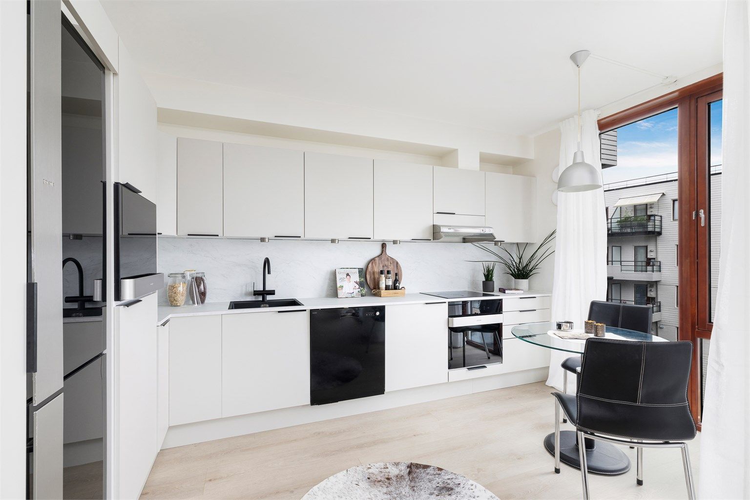 Pent HTH kjøkken som er modernisert i 2025 med nye fronter, benkeplate og fremstår svært innbydende