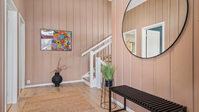 Entréen tar deg i mot med sin svært generøse takhøyde.