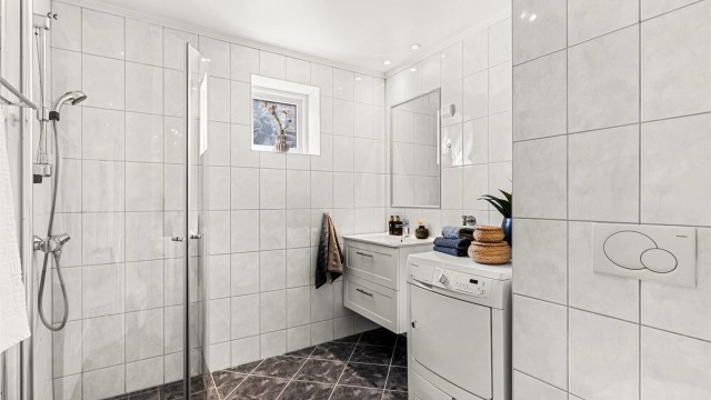 Bad 2 med varmekabler og opplegg for både vaskemaskin og tørketrommel