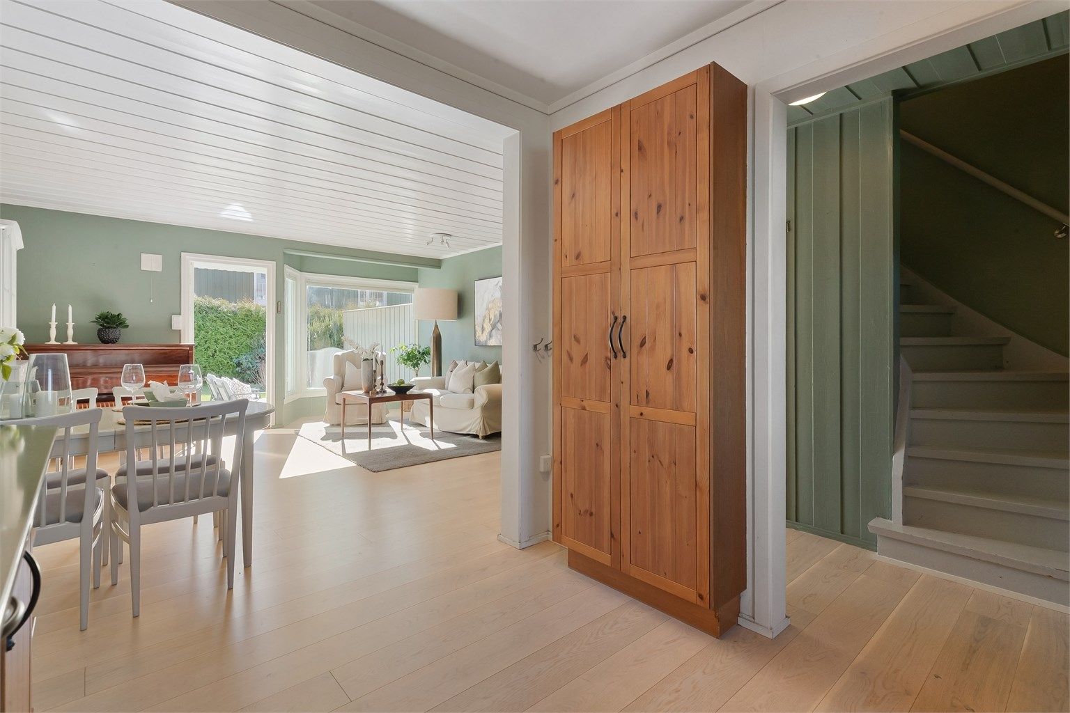 Et høyskap ved trappen gir ekstra og praktisk oppbevaringsplass.