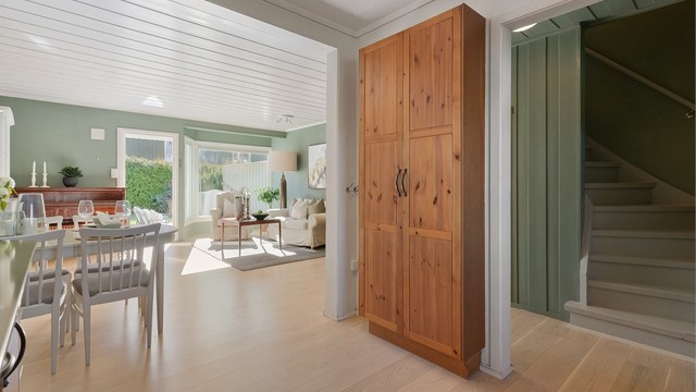 Et høyskap ved trappen gir ekstra og praktisk oppbevaringsplass.