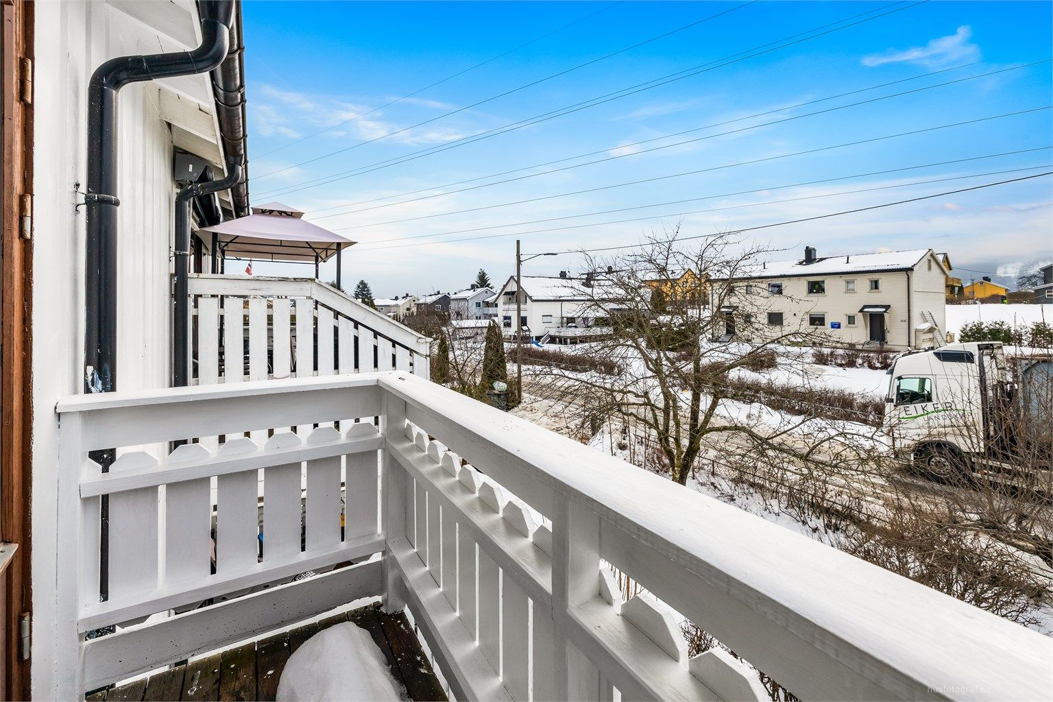 Balkong på ca. 2 kvm med tilgang til det ene soverommet.