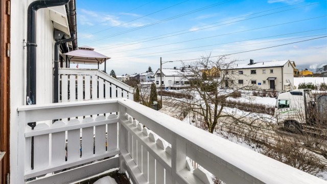Balkong på ca. 2 kvm med tilgang til det ene soverommet.
