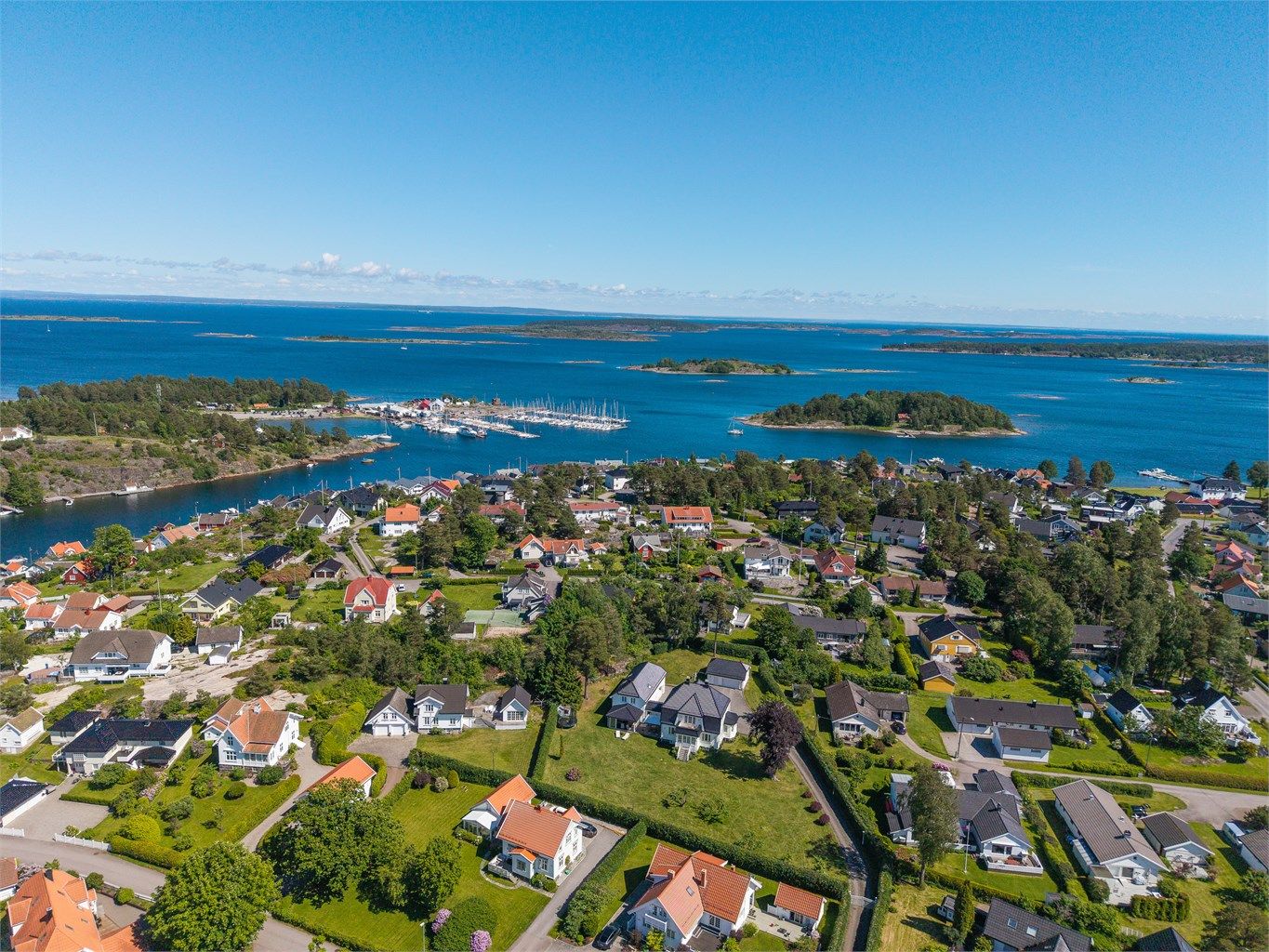 Eiendommen ligger attraktivt til i et etablert og rolig villaområde på Nesbryggen på Nøtterøy. 
