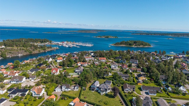 Eiendommen ligger attraktivt til i et etablert og rolig villaområde på Nesbryggen på Nøtterøy.