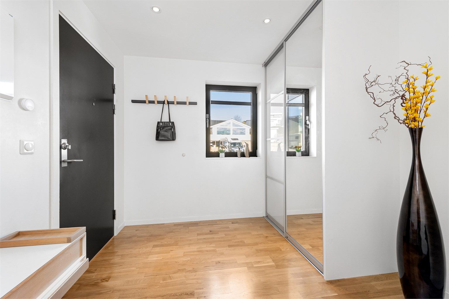 Entre/inngangsparti med skyvedørsgarderobe og gode oppbevaringsmuligheter for yttertøy og sko