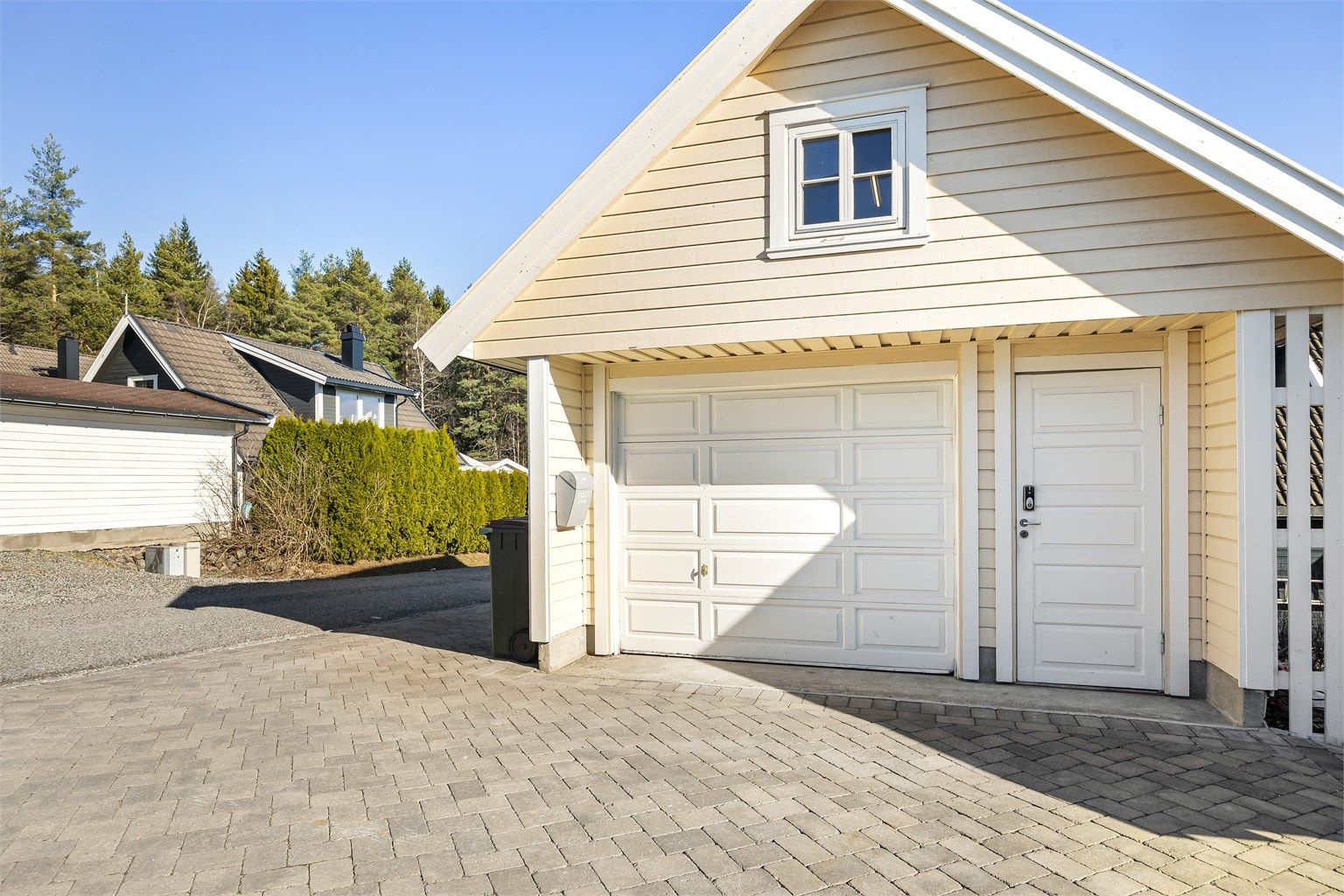 Den frittliggende garasjen ble oppført i 2001 og har et areal på 25 m².