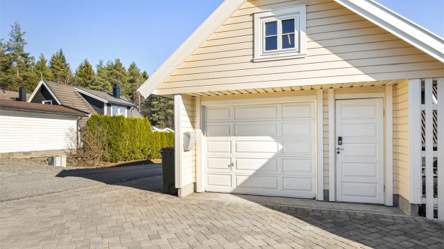Den frittliggende garasjen ble oppført i 2001 og har et areal på 25 m².