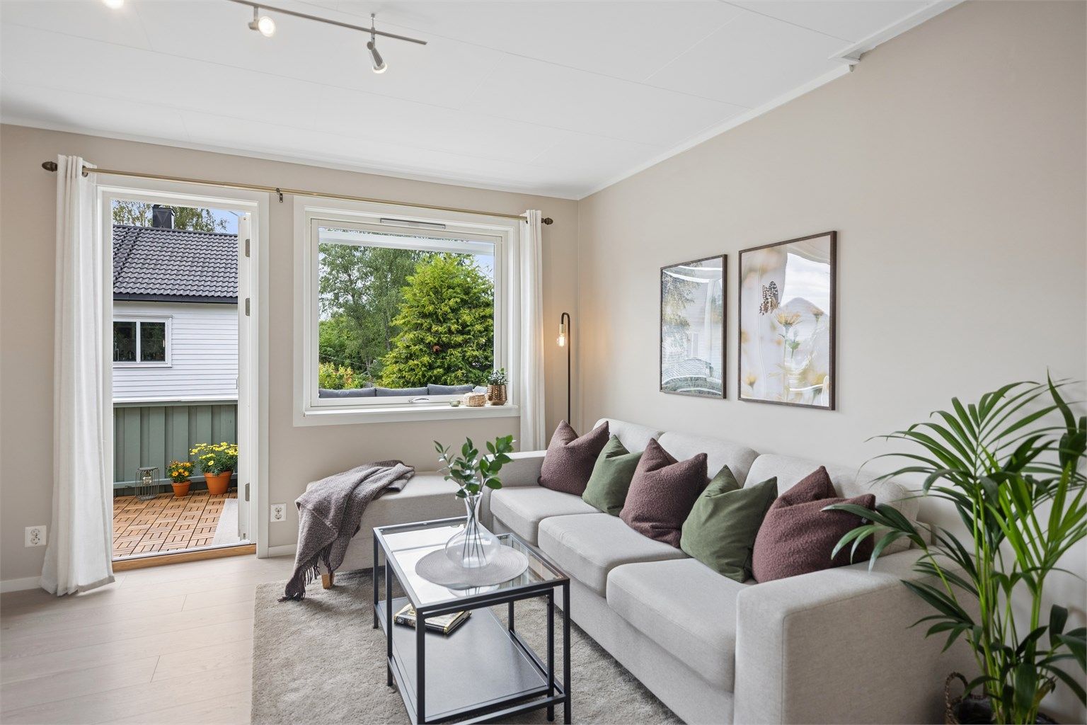  Fra stuen er det direkte utgang til den store, solrike balkongen på ca. 12 m², som naturlig forlenger oppholdsarealet i sommerhalvåret.