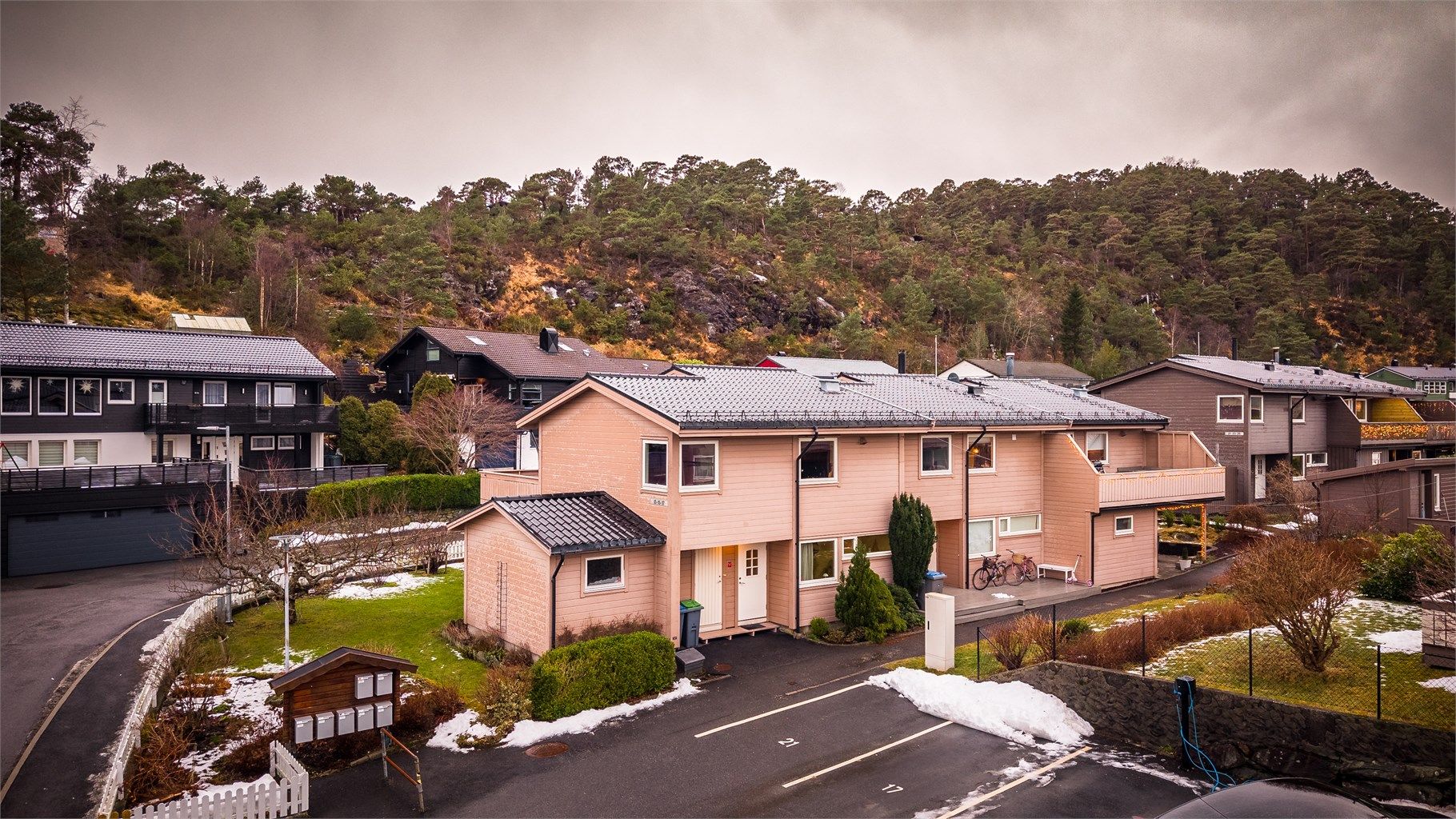 - I 2020 ble det skiftet vinduer, takrenner og slitte kledningsbord. Fasaden ble også malt. Arbeid ble gjort i regi av borettslaget. -