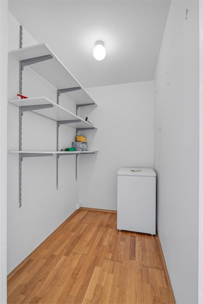 Leiligheten har gode oppbevaringsmuligheter i innvendig bod 